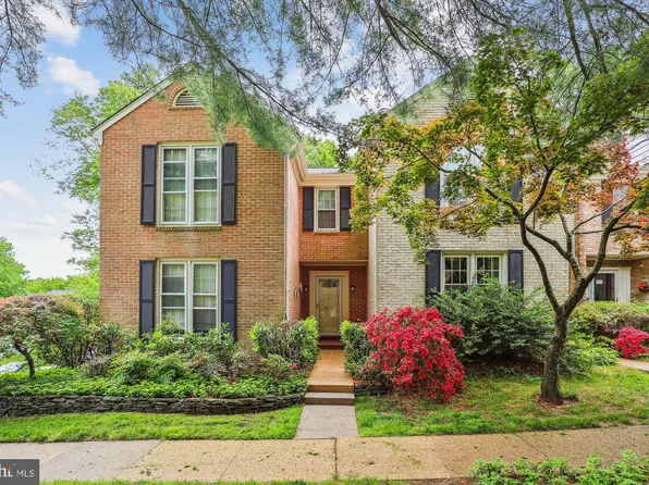 6606 Rosecroft Pl, Falls Church, VA 22043