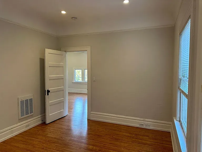 535 30th St #2 — Photo 5
