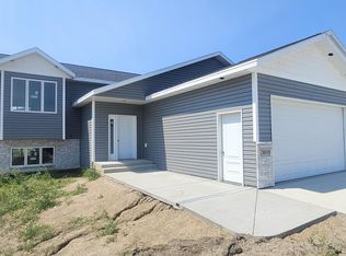 3818 Platinum St, Bismarck, ND 58503