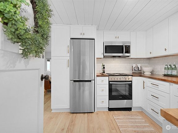 Step inside to the fresh kitchen>