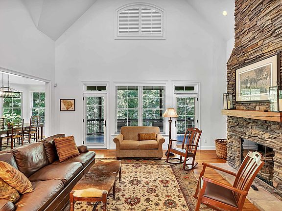 3rd image of 33 Laurel Cove Ln