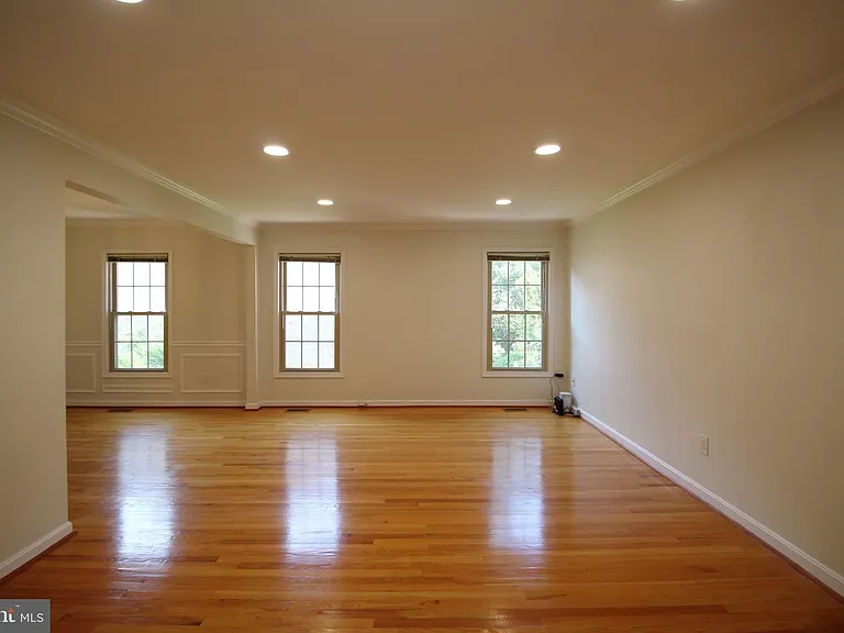 436 N Park Dr — Photo 17