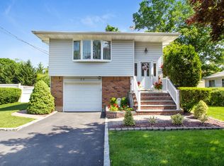 33 Orchard St, Hauppauge, NY 11788