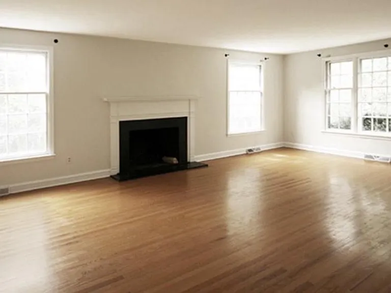 1121 Club House Rd — Photo 2