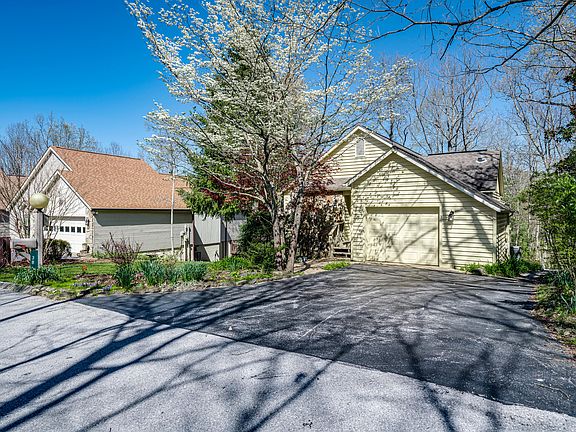 3rd image of 38 Hickory Cove Ln