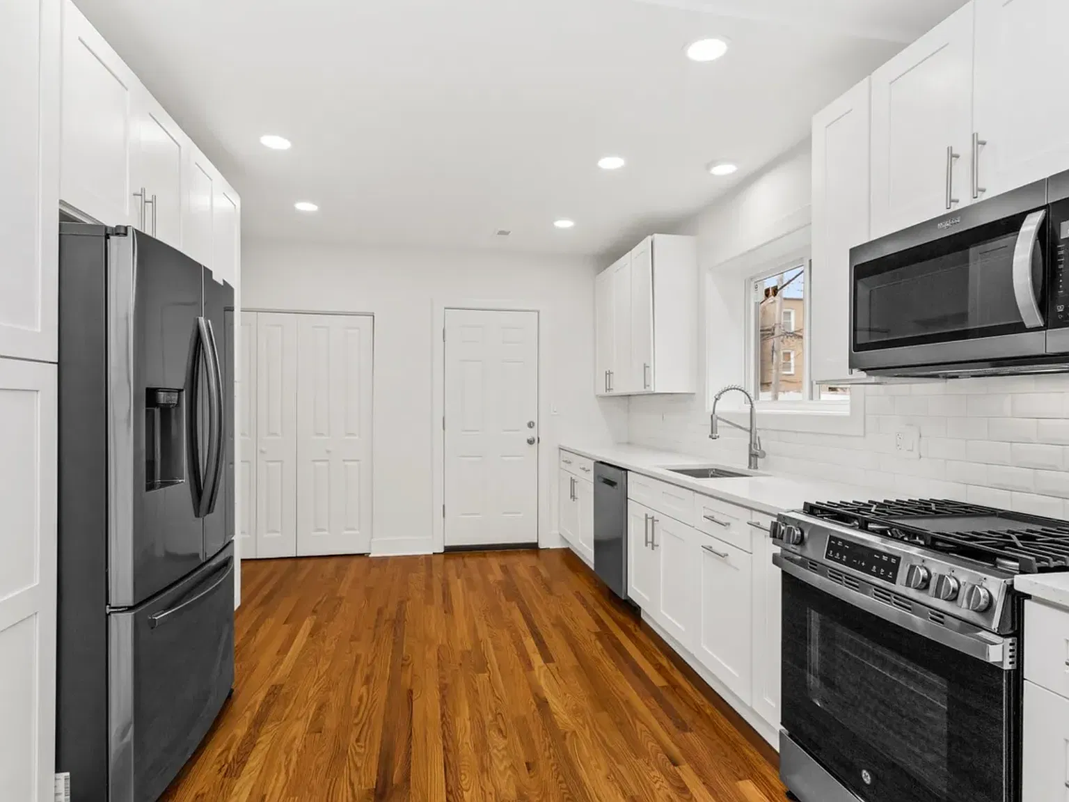3 bed, 1400 sqft, $2,900 — Photo 2