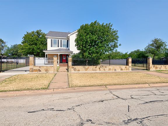 3rd image of 402 Peach St