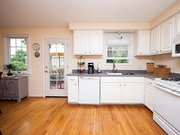 5th image of 22 Niverville St