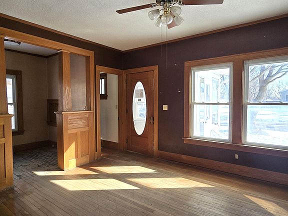 5th image of 806 1st Ave NE