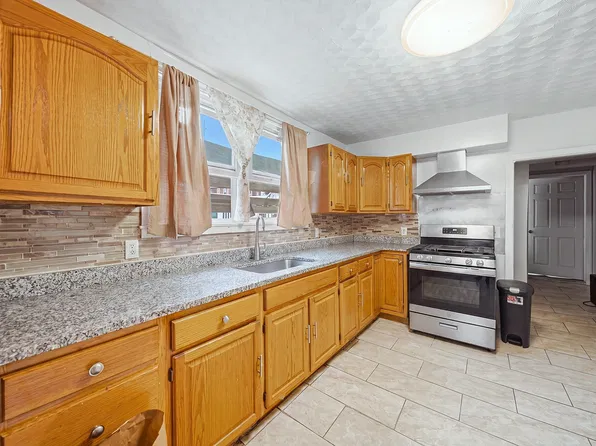8 Cady St, Lowell, MA 01852