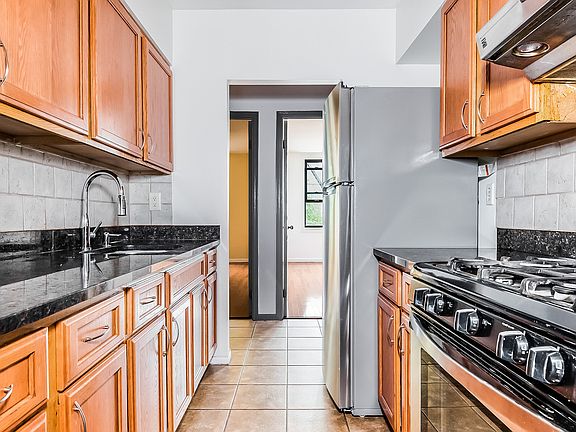 5th image of 295 Marion St #9