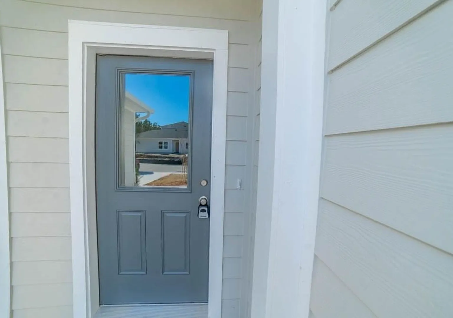 Beautiful 3-Bedroom Townhome in Sought-After Waterways Community — Photo 3