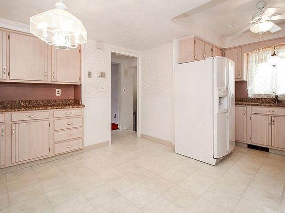 4th image of 18330 Lomond Blvd