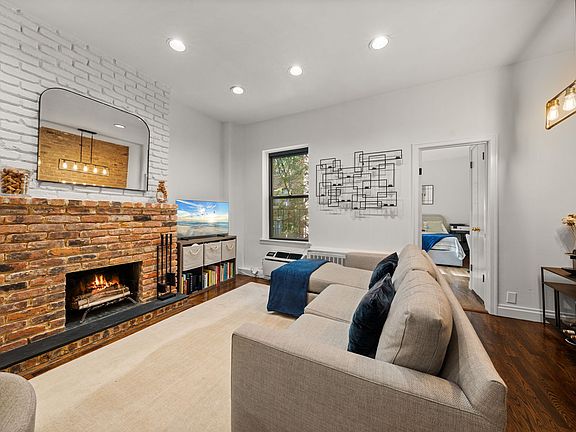 3rd image of 261 W 71st St APT 9