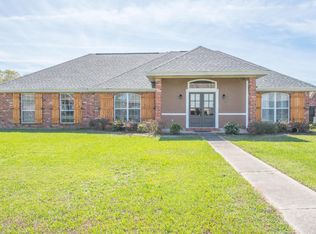 102 Longpointe Rd, Youngsville, LA 70592