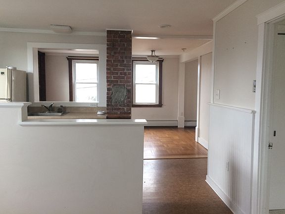 Dining area to kitchen
