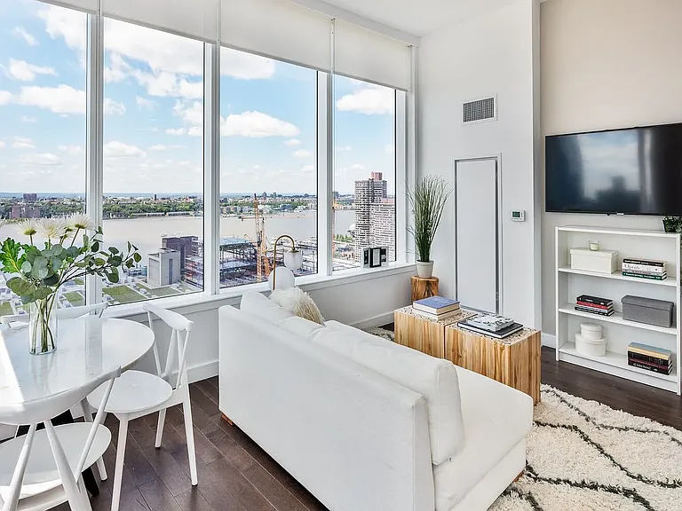 515 W 36th St #16D — Photo 4