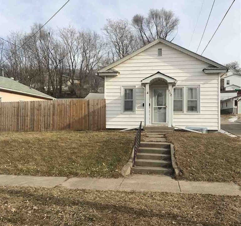 1st image of 712 Dubuque St