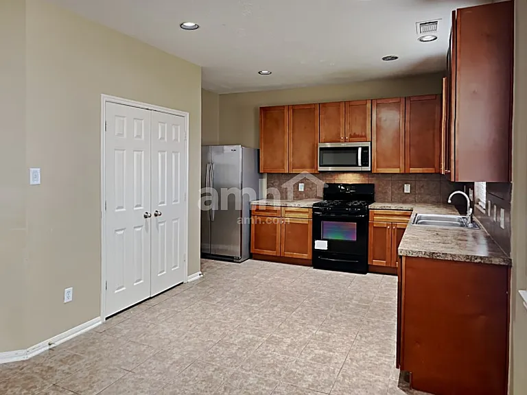 1927 Makenna Ln — Photo 3