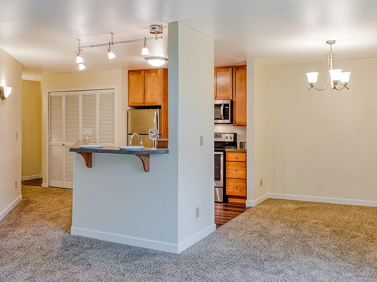 Sunset Summit Apartments — Photo 40