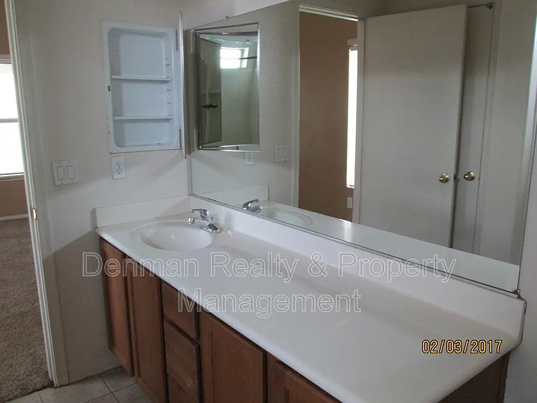 1124 E Maddison St — Photo 7