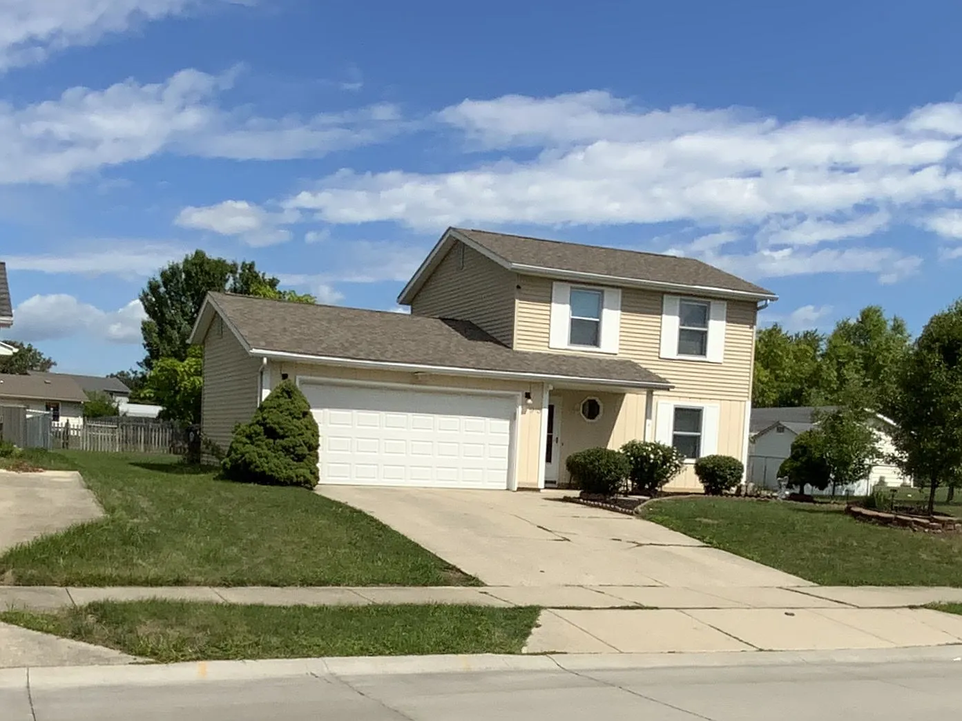 915 Larch Ln photo 1