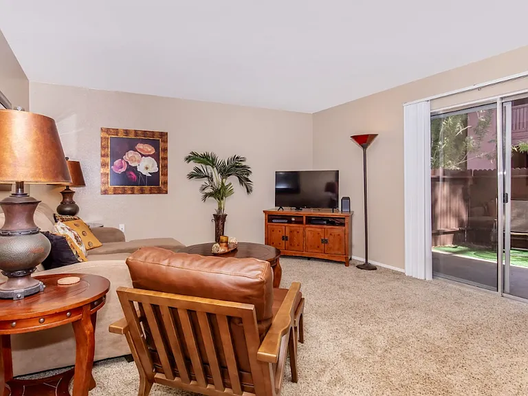 Broadway Proper Apartment ** One Month Free**W/D Included — Photo 26