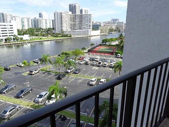 3rd image of 400 Leslie Dr APT 724