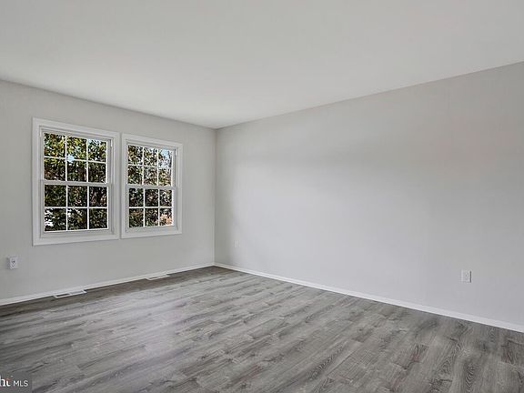 3rd image of 949 Autumnwood Dr