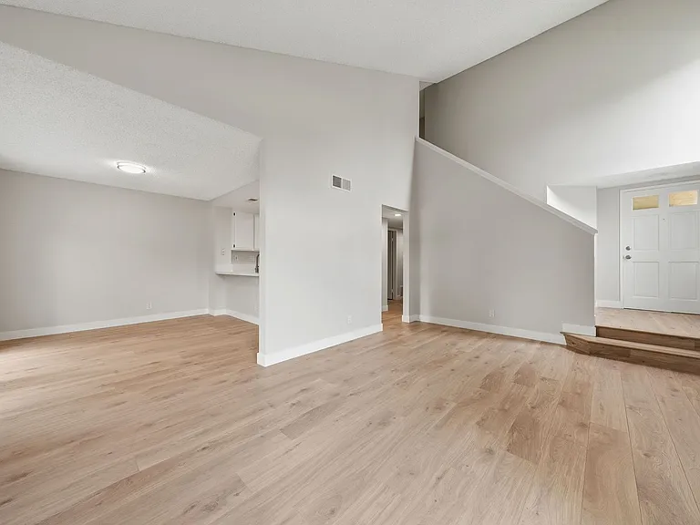 363 Stanford Ct — Photo 5