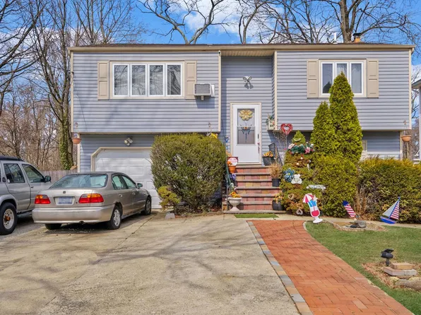 44 E 12th Street, Huntington Station, NY 11746