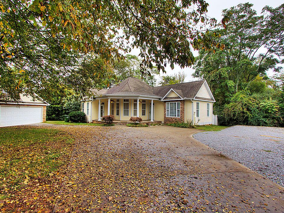1st image of 208 Charleston Ln