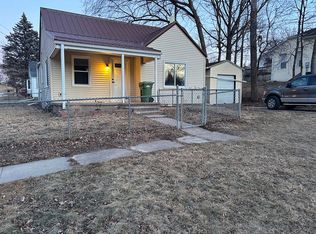 220 5th St NE, Waverly, IA 50668