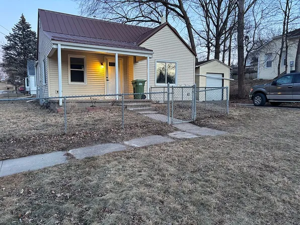 220 5th St NE, Waverly, IA 50668