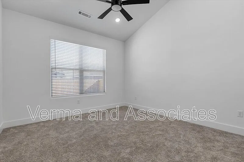 Building Photo - 717 Sun Meadow Dr #717