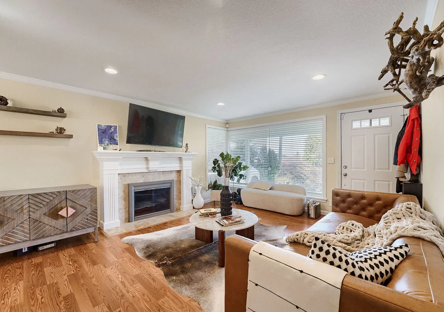 Charming 3-Bedroom Lakeridge Home with Large Fenced Backyard — Photo 3