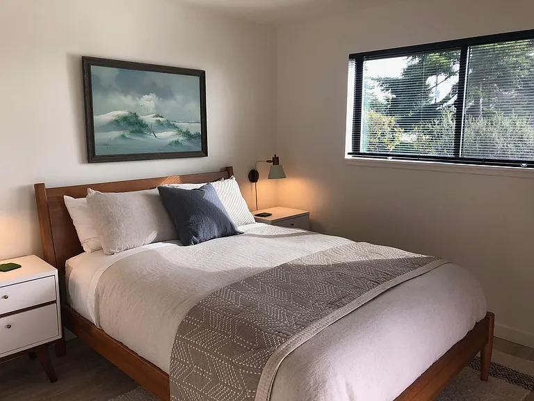 Queen bed with luxury mattress, linen and down bedding.