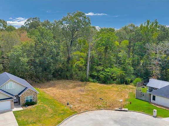 3rd image of 8 Oak Meadow Ln