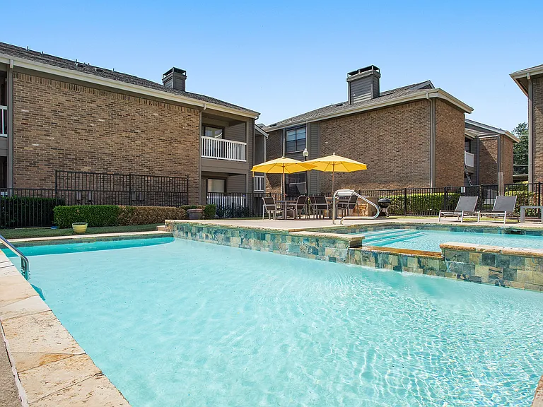 C242450_AdairoffAddison_InfinityPool2_02