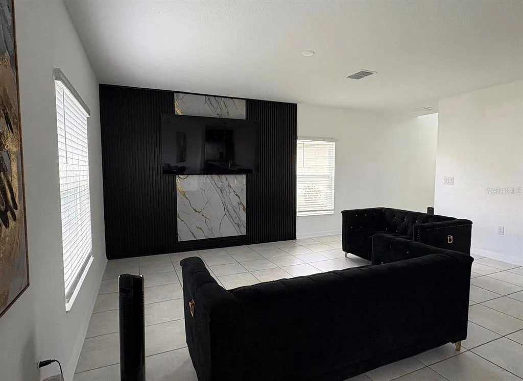 4 bed, 2.0 bath, 1931 sqft, $2,600 — Photo 4