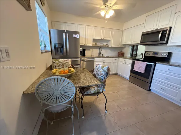 2 Briarwood Cir APT 112, Hollywood, FL 33024
