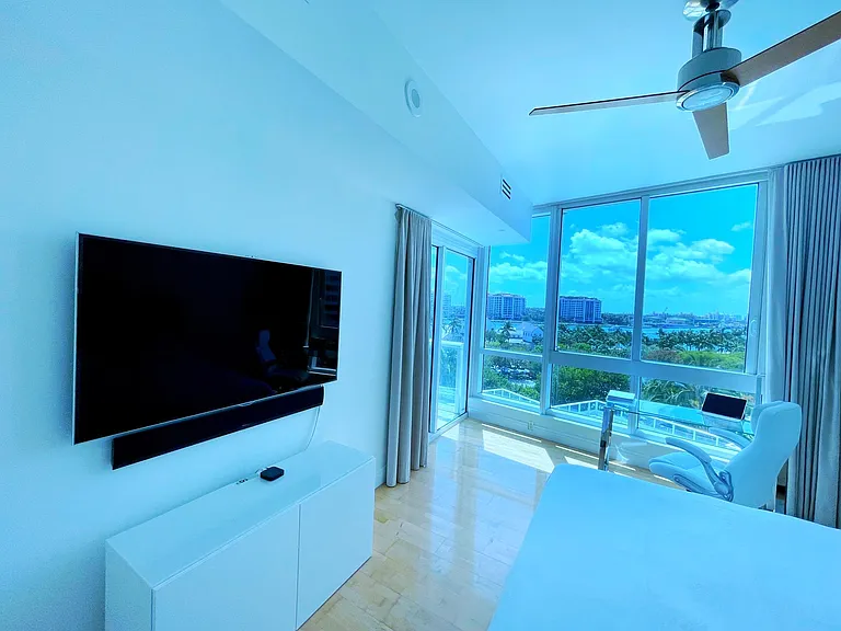100 S Pointe Dr #111 — Photo 41