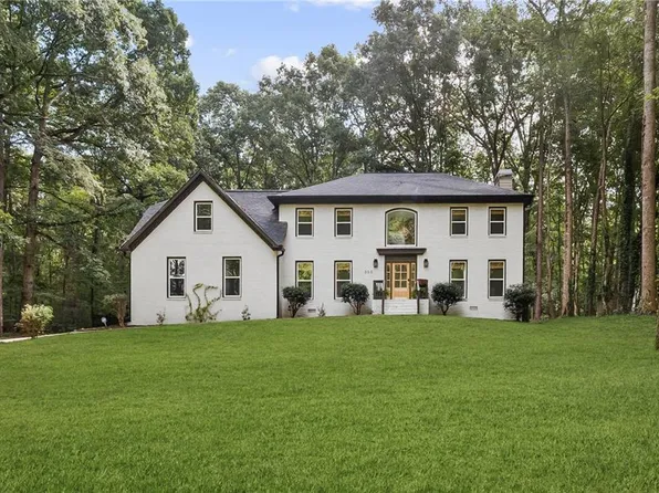 300 Creekview Trl, Fayetteville, GA 30214