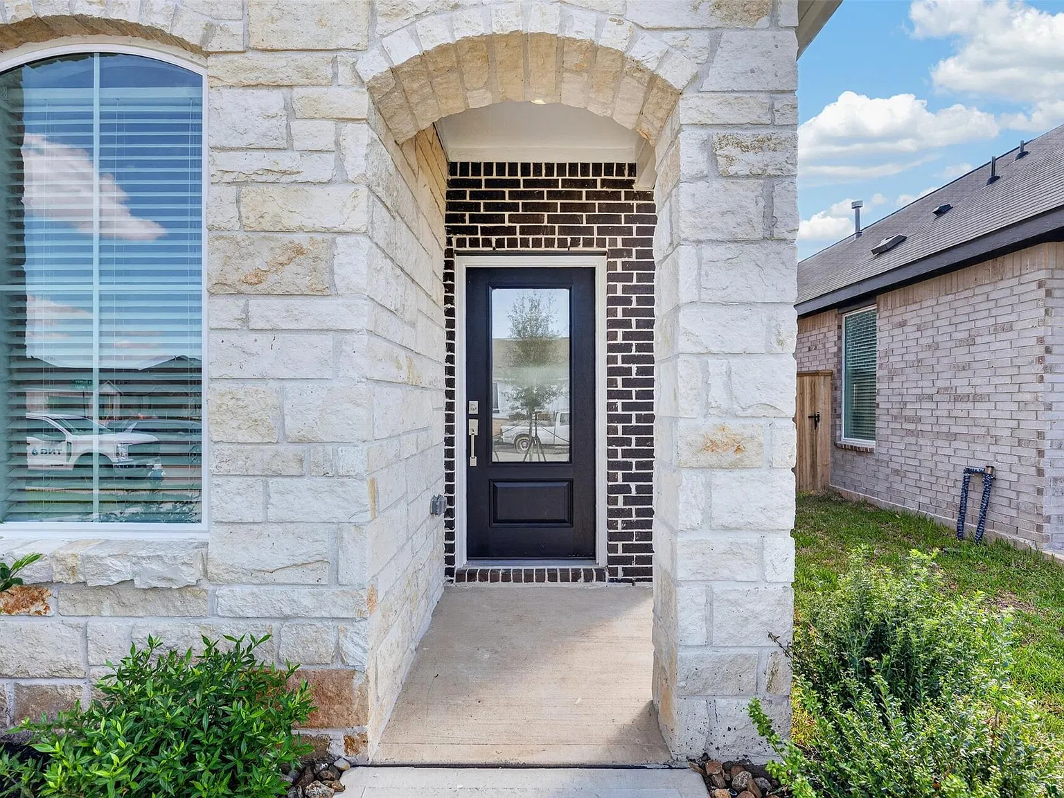 3 bed, 2.0 bath, 2400 sqft, $3,000 — Photo 3