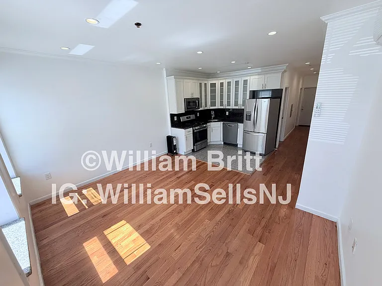 377 Danforth Ave #4A — Photo 2
