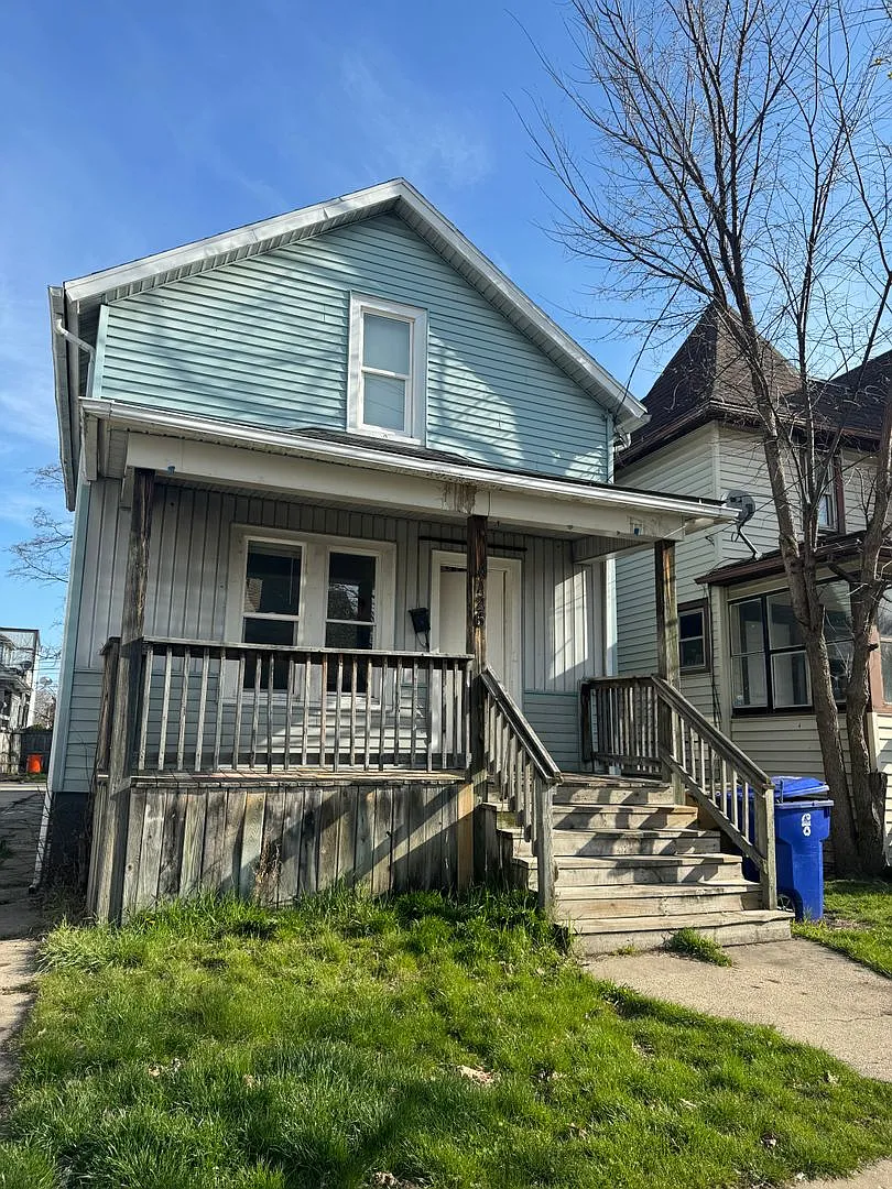 4 Bedroom Single Family — Photo 1