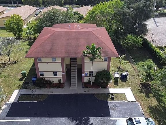 4th image of 825 SW 10th St