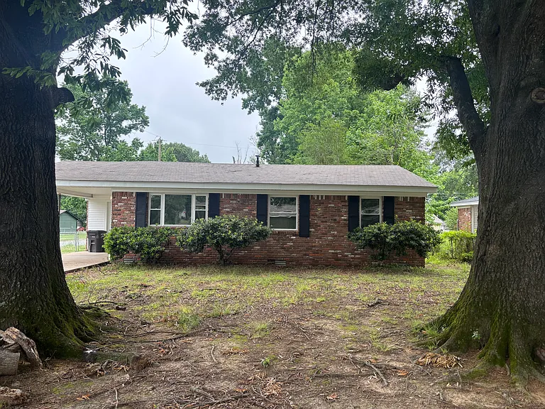 900 Sorrells Dr — Photo 1