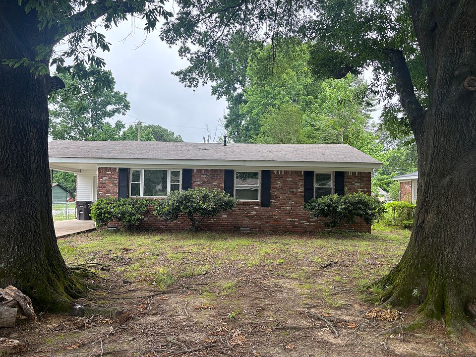 1st image of 900 Sorrells Dr