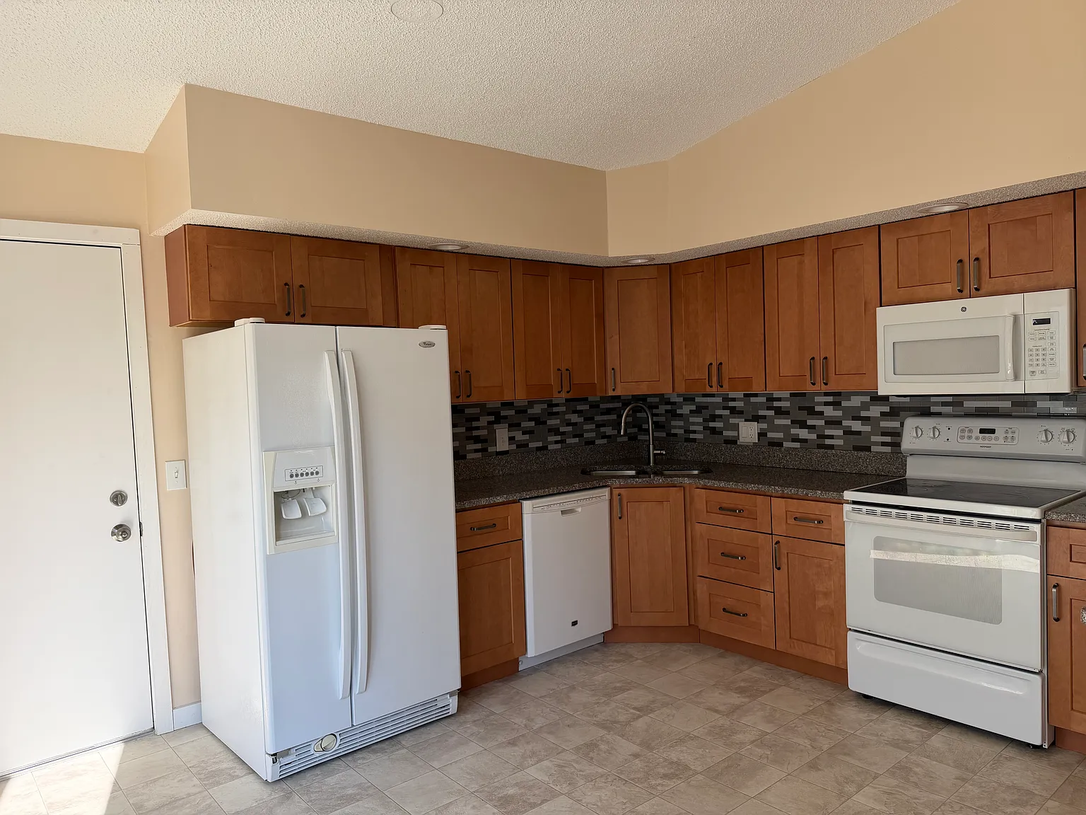 3 bed, 1240 sqft, $2,200 — Photo 2